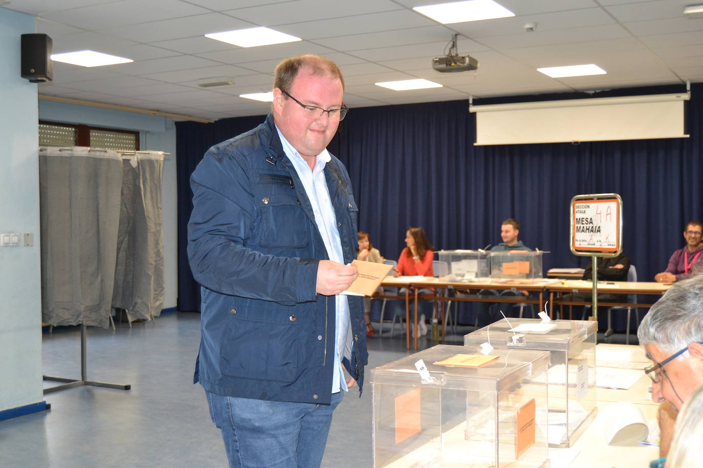 El candidato a la Alcaldía de Llodio por el PNV, Ander Añibarro, ha votado en el colegio del barrio de Latiorro.