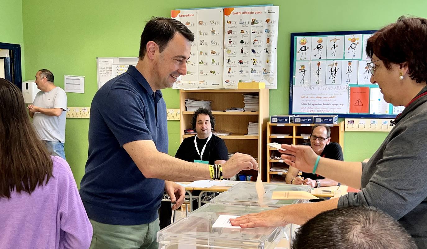 El candidato del PSE a la alcaldía de Portugalete. Mikel Torres, ha depositado su voto esta mañana. 