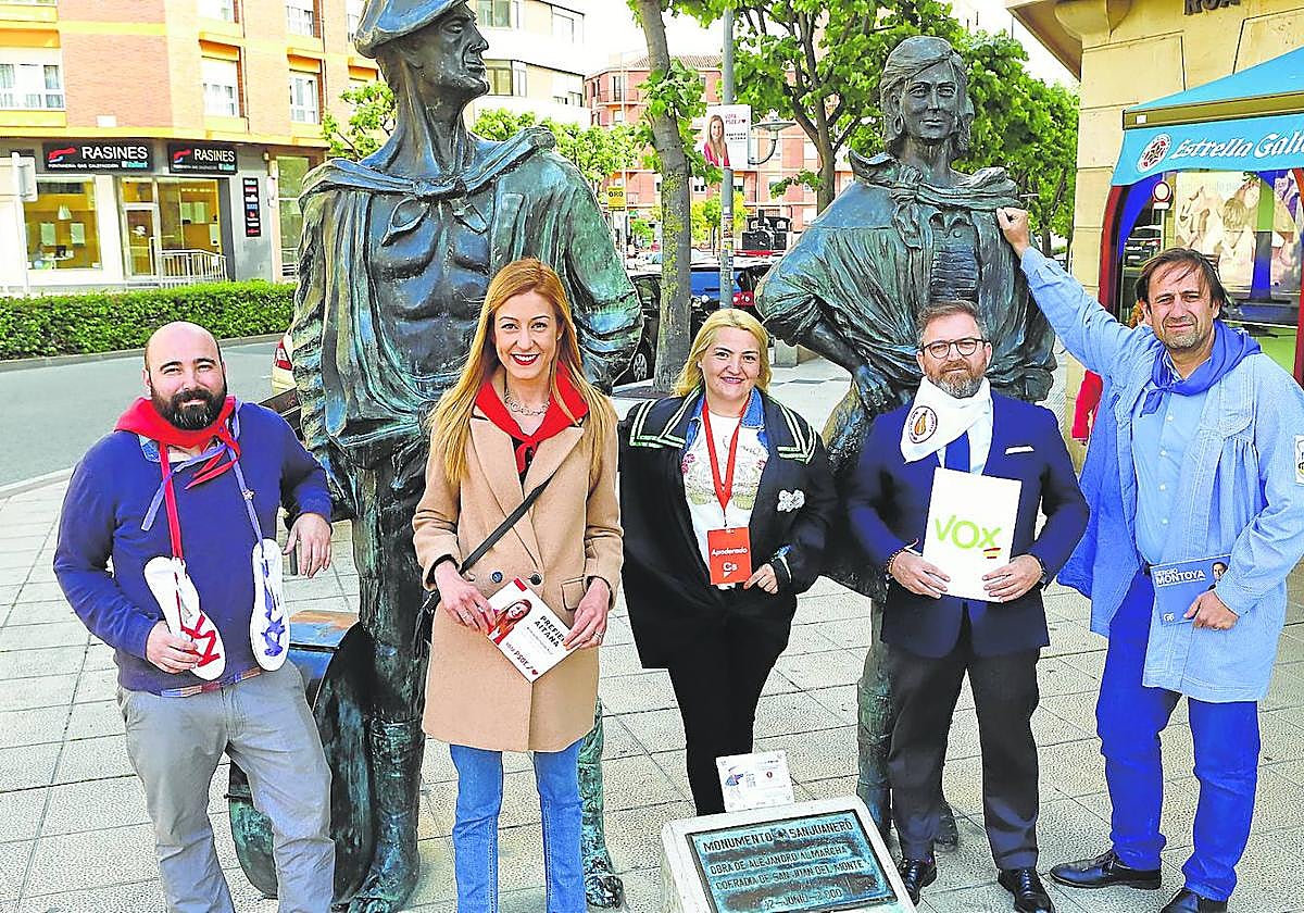 Candidatos. Ubieto, Hernando, García, Arbaizar y Montoya, posan junto a los sanjuaneros das antes de las fiestas. Rocandio rehusó participar.