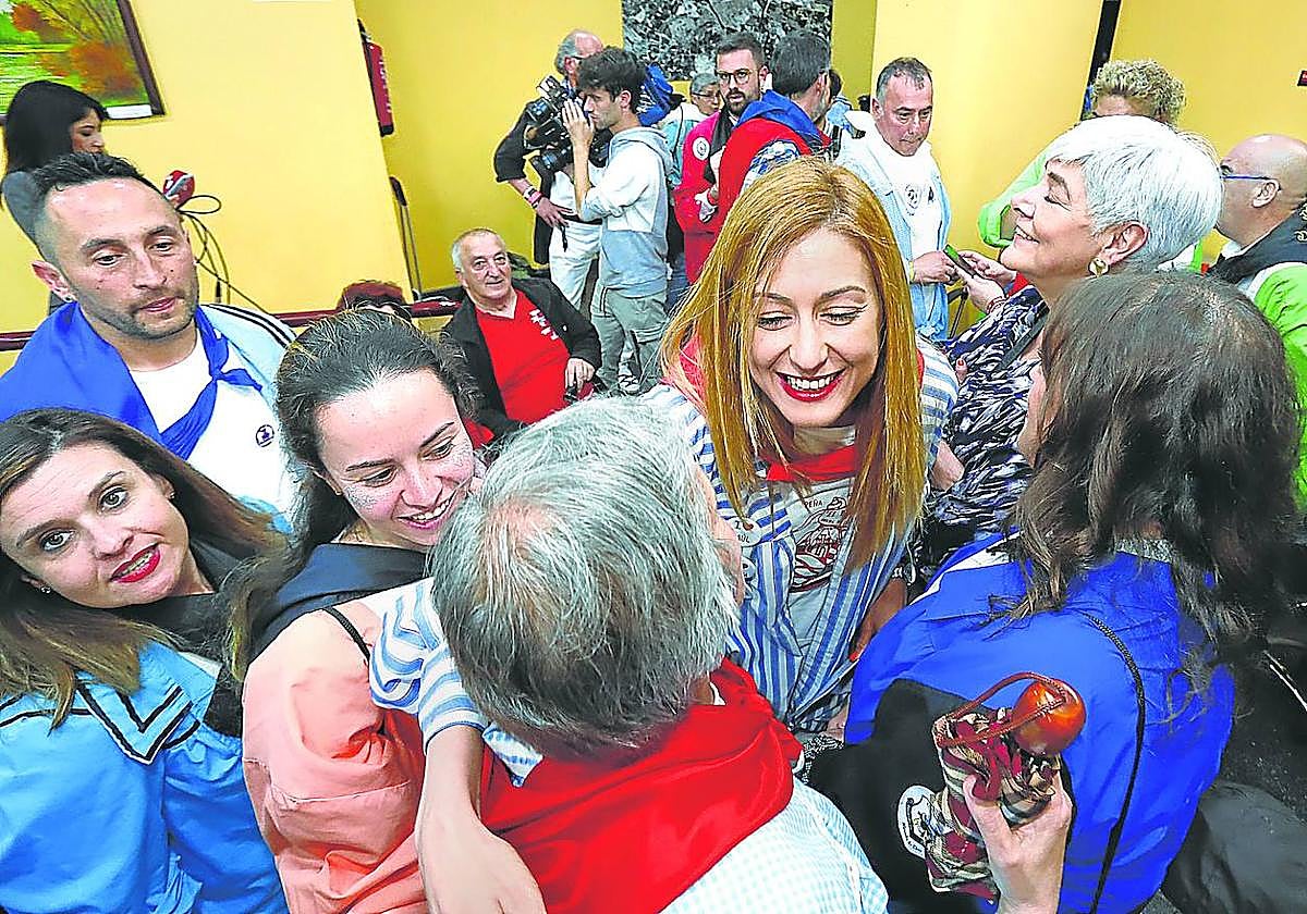 Aitana Hernando recibiendo la felicitación y el apoyo de compañeras de partido