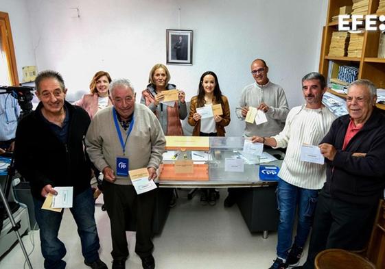 Los votantes del pueblo riojano de Villaroya.