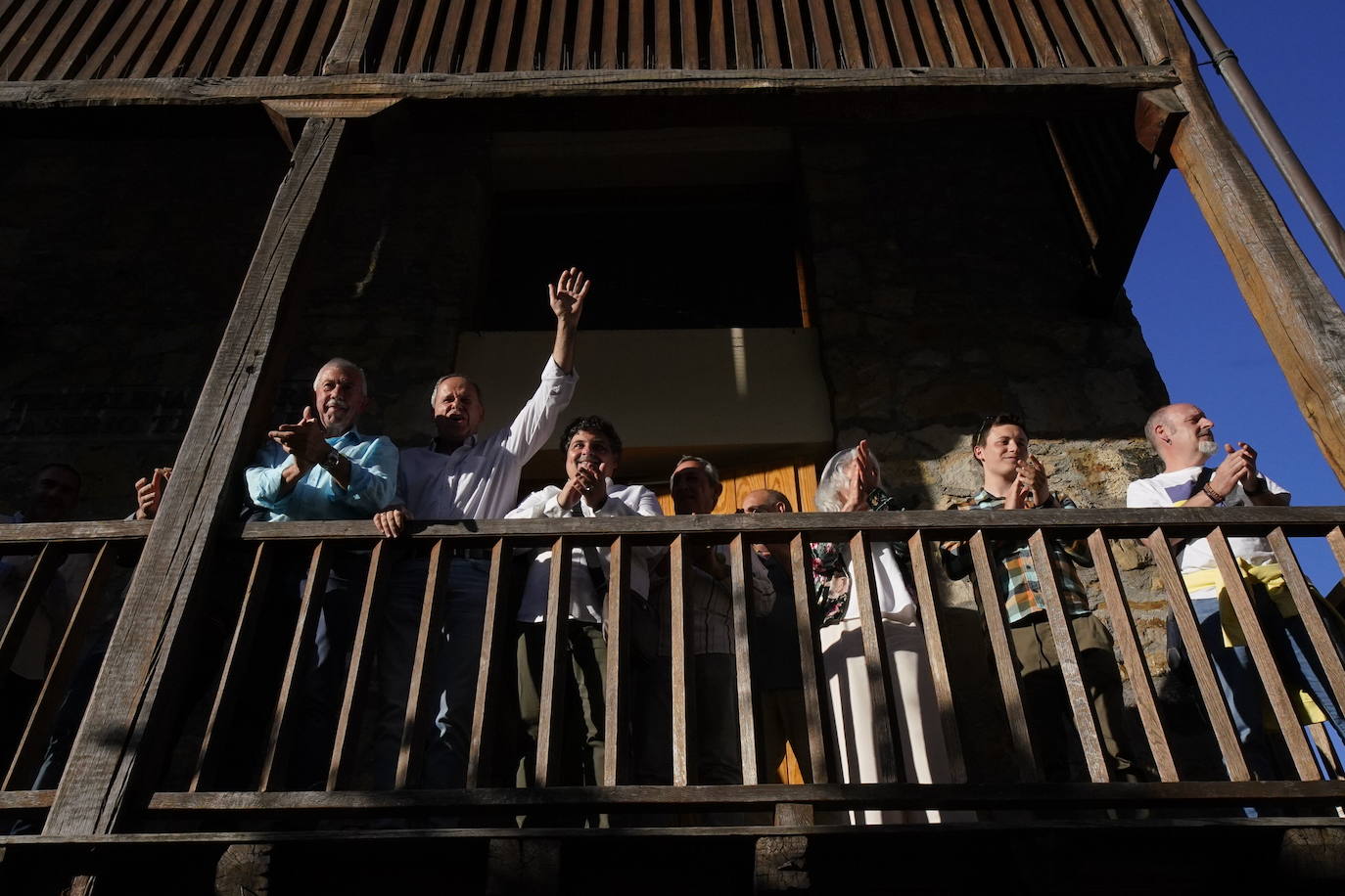 La comisión gestora saludando tras el pleno de constitución del ayuntamiento de Usansolo