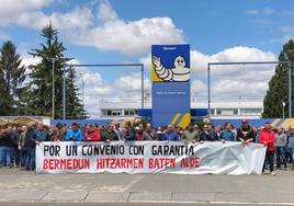 Trabajadores de Michelin, durante la concentración celebrada el pasado día 18.