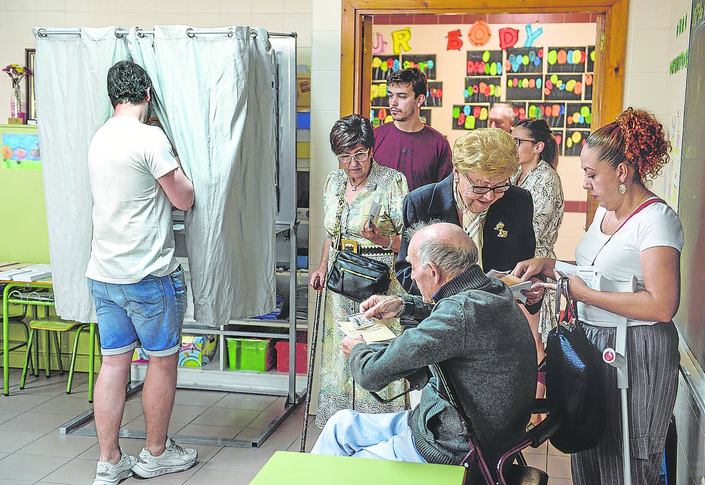 Varios vecinos aguardan su turno para votar el pasado domingo en un colegio electoral de Portugalete.