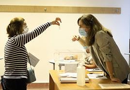 Votaciones en el instituto Unamuno, en Bilbao, en julio de 2020, cuando los vizcaínos tuvieron que ir a votar con mascarilla.