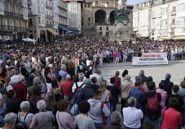 Concentración en la plaza de la Virgen Blanca.