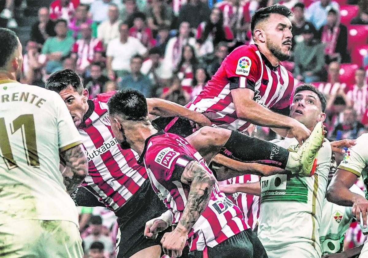 Vivian, Paredes y Yuri en plena lucha con la defensa del Elche.