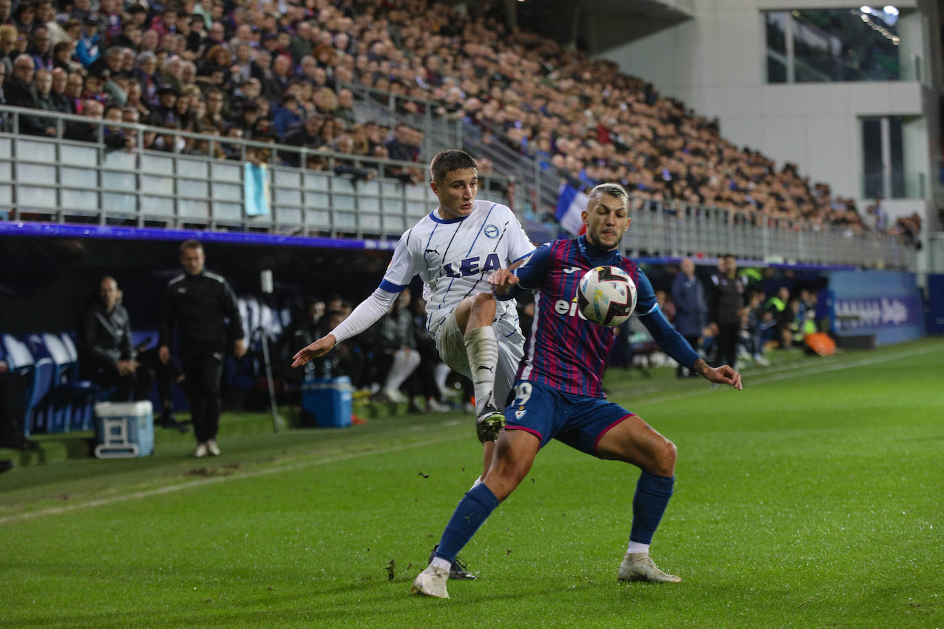 Tenaglia presiona a Stoichkov en el derbi liguero de la primera vuelta en Ipurua.