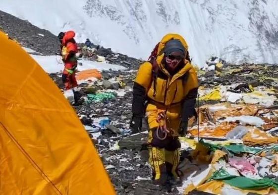 Imagen tomada por un sherpa, con multitud de basura en el Everest.