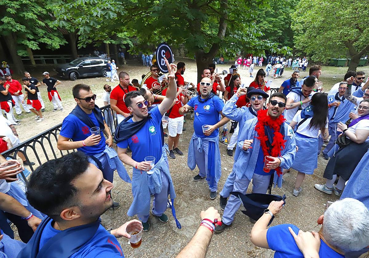 Los Barbis, al igual que el resto de cuadrillas acabaron haciendo hambre después de darlo todo con la charanga. Para saciarla algunos cocinaron en el interior, con butano, y otros tiraron de bocadillo o catering.