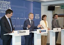 El lehendakari, Iñigo Urkullu, presenta el documento junto con los rectores de las tres universidades vascas, este martes en Vitoria.