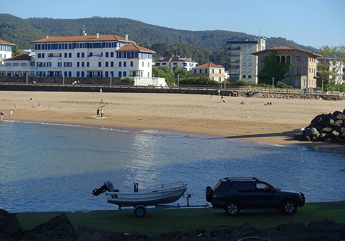 Vista de la playa de Bakio y su paseo marítimo.