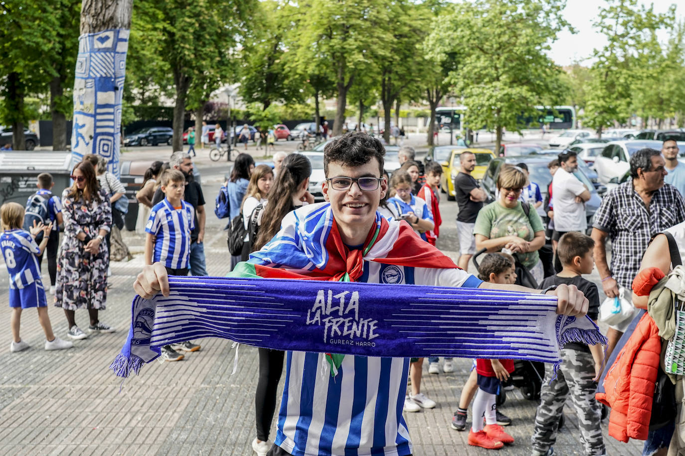 La afición apoya al Alavés en Mendizorroza