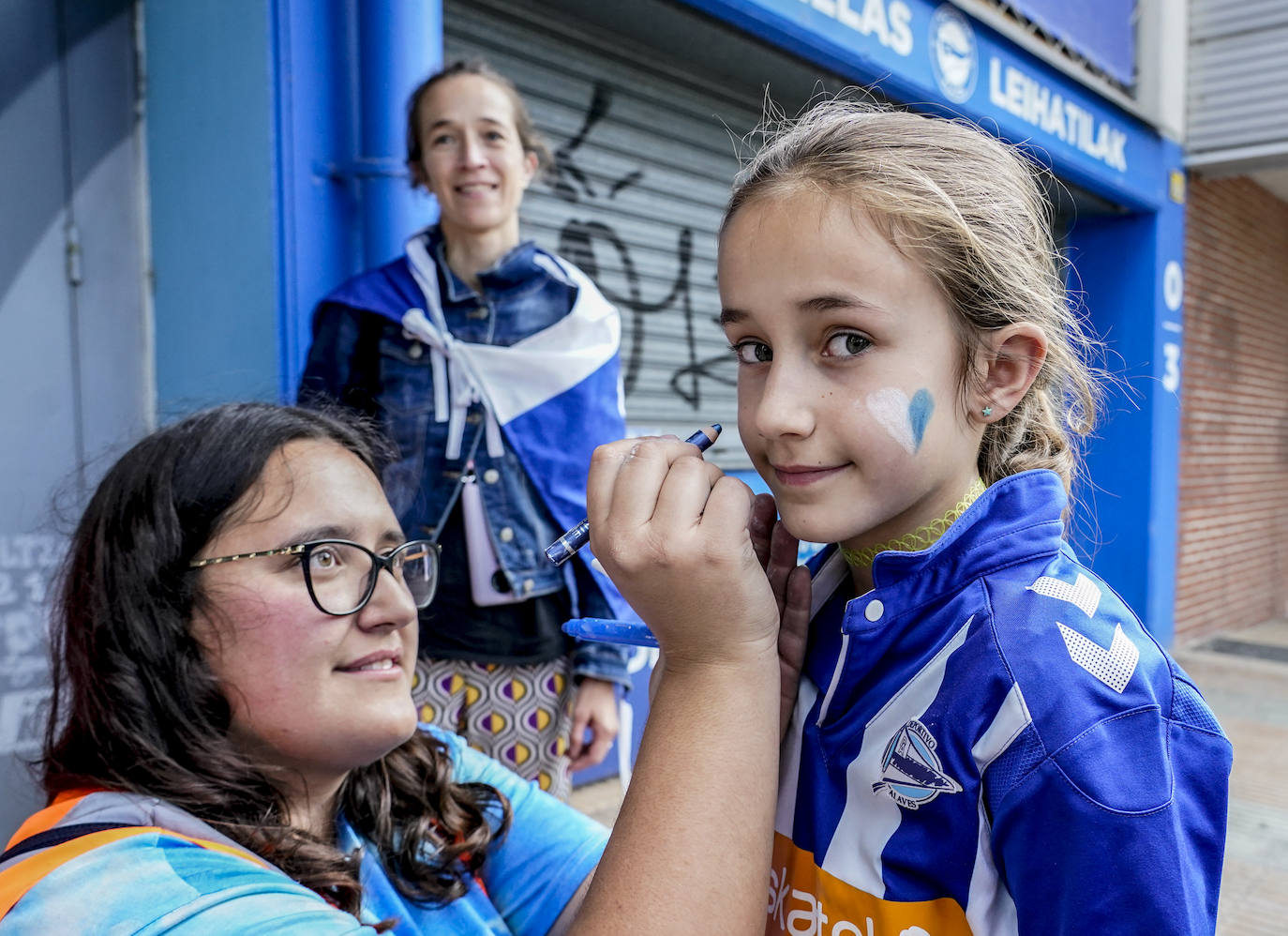 La afición apoya al Alavés en Mendizorroza