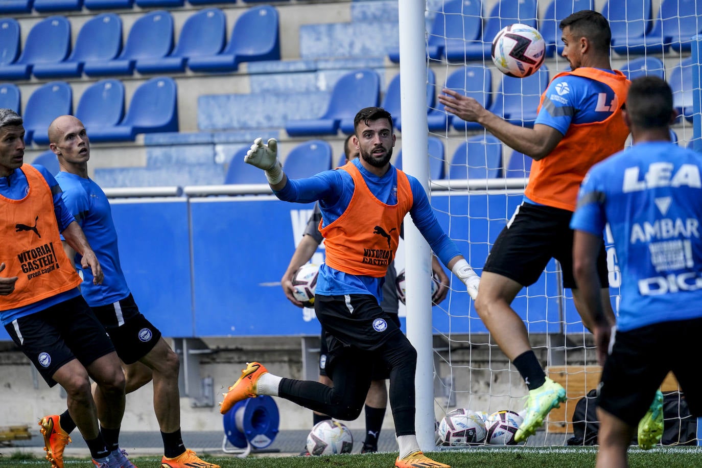 La afición apoya al Alavés en Mendizorroza