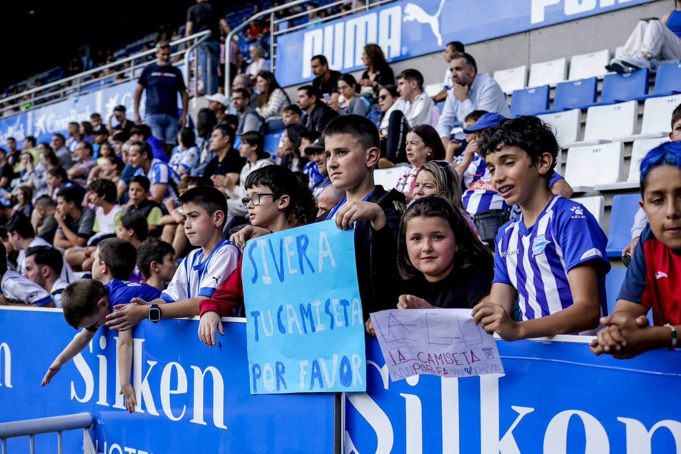 La afición apoya al Alavés en Mendizorroza