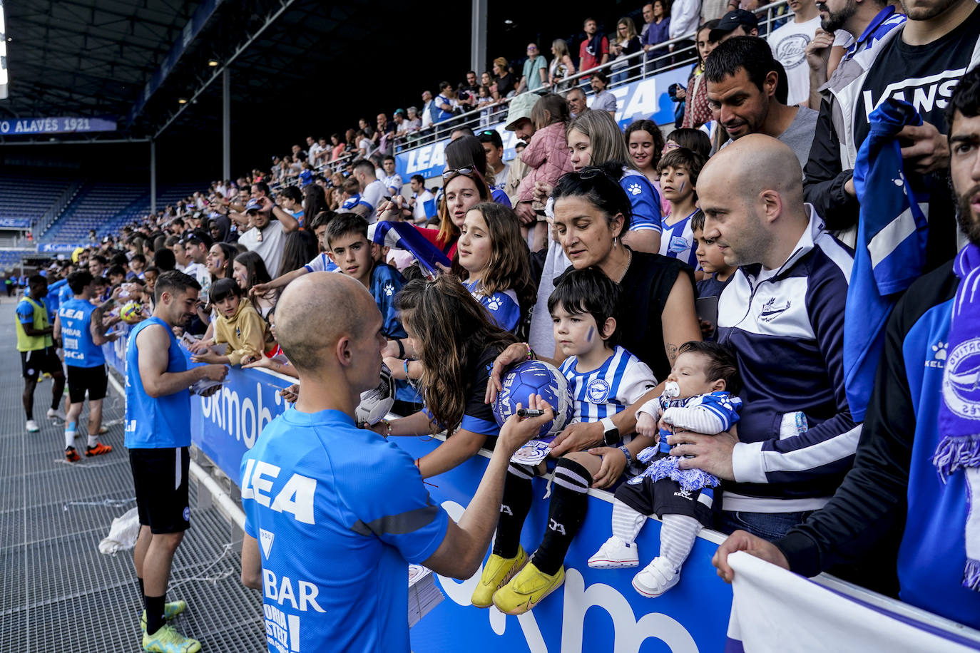 La afición apoya al Alavés en Mendizorroza