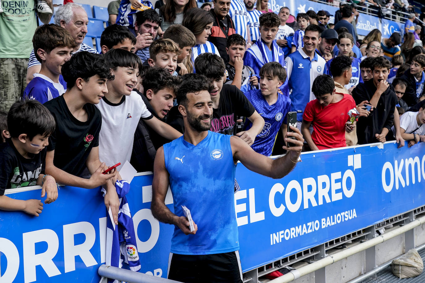 La afición apoya al Alavés en Mendizorroza