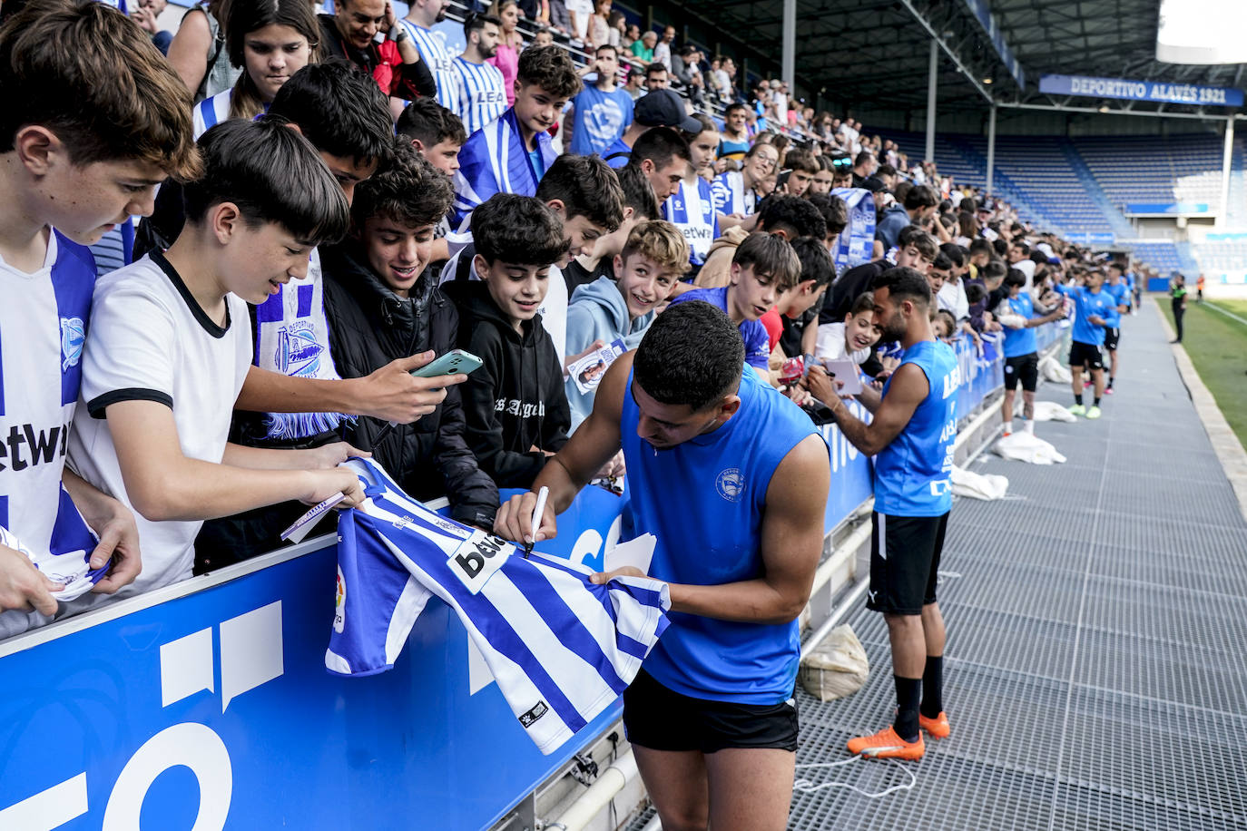 La afición apoya al Alavés en Mendizorroza