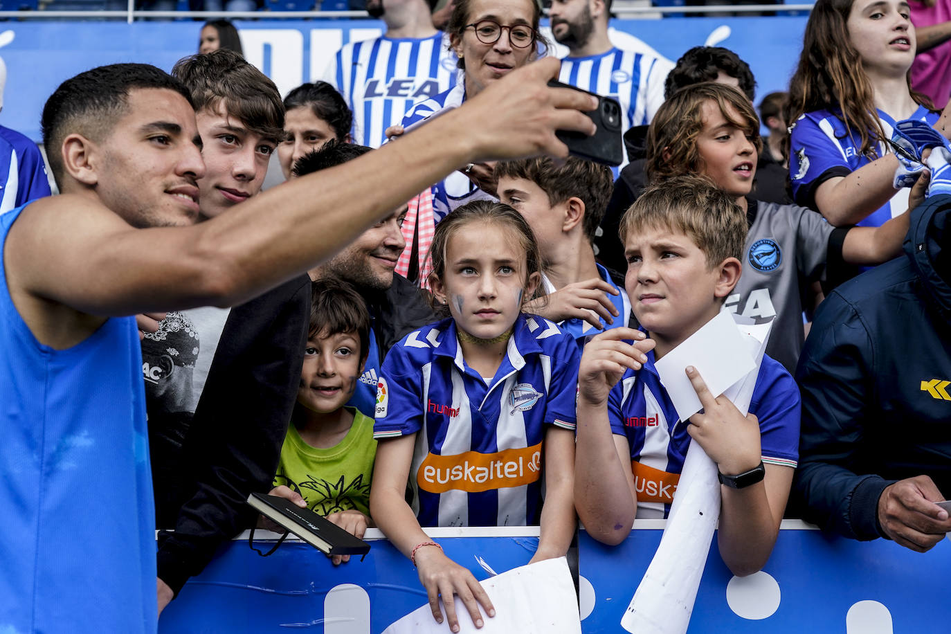 La afición apoya al Alavés en Mendizorroza