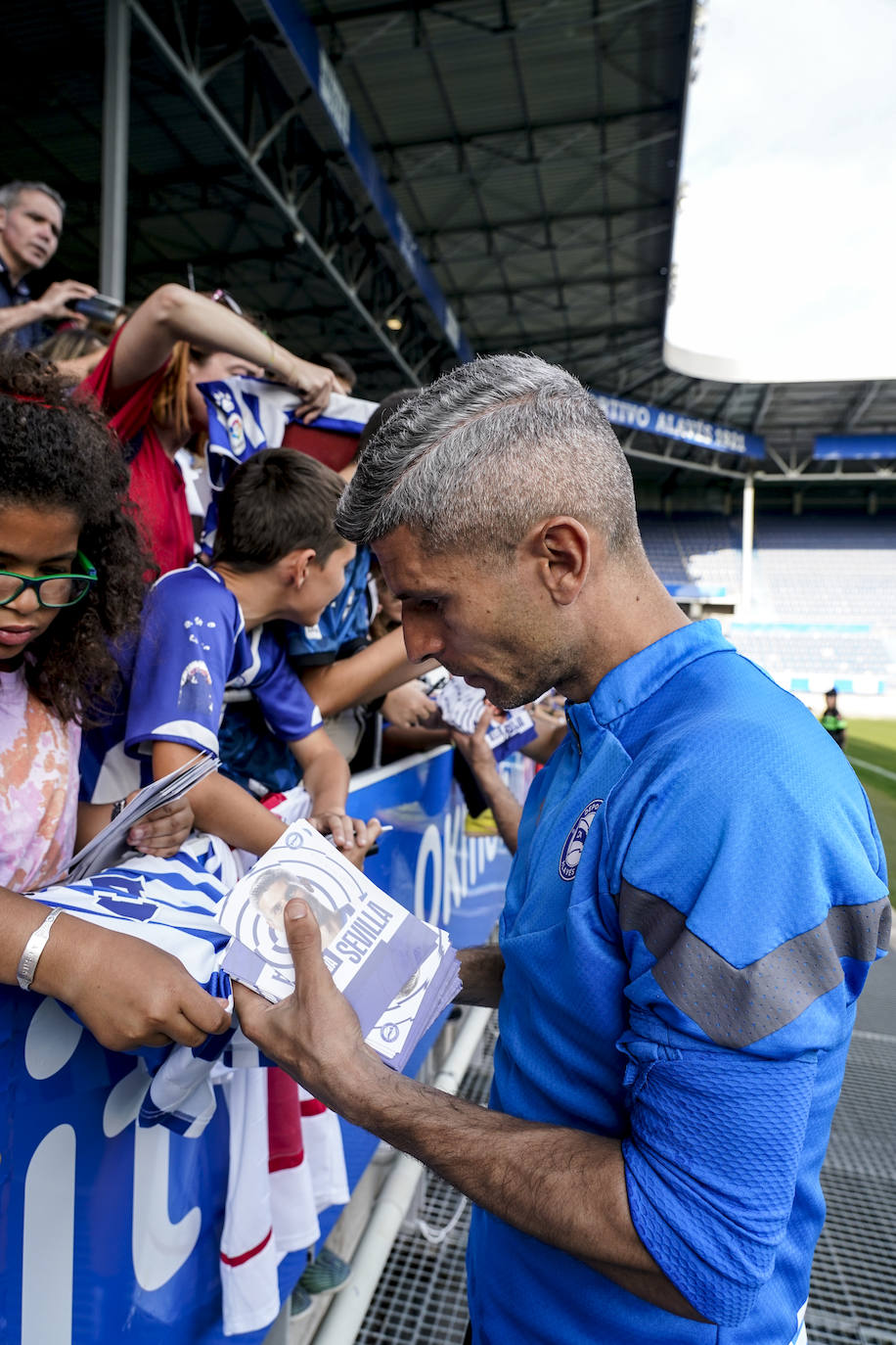 La afición apoya al Alavés en Mendizorroza