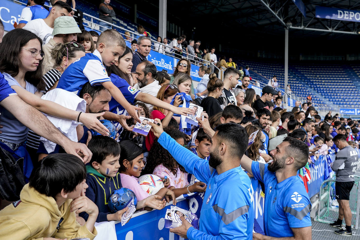 La afición apoya al Alavés en Mendizorroza