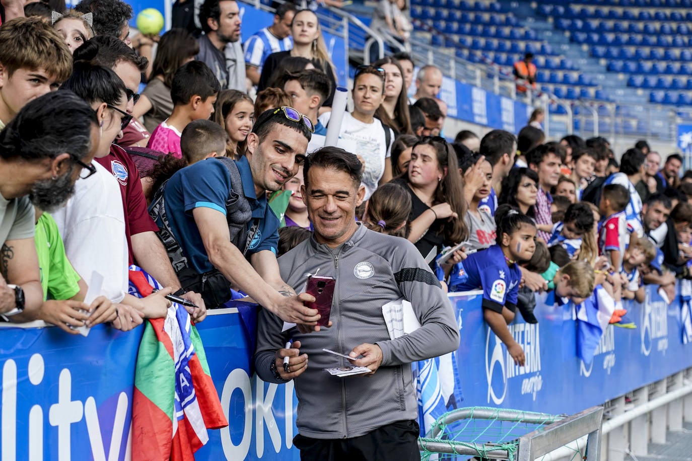 La afición apoya al Alavés en Mendizorroza