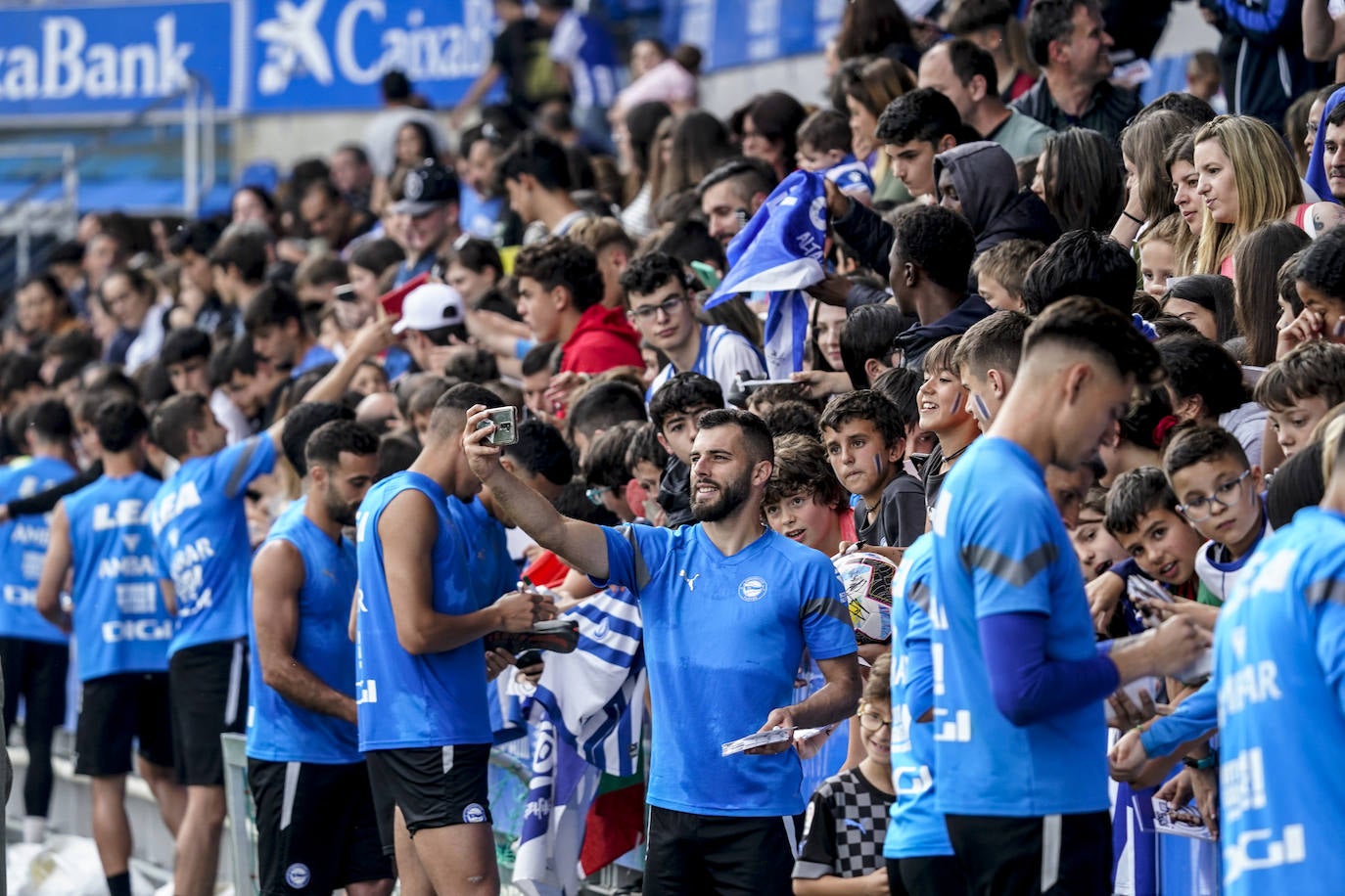 La afición apoya al Alavés en Mendizorroza