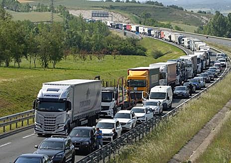 Imagen secundaria 1 - Muere un camionero de 61 años en un accidente en la A-1 a la altura de Salvatierra