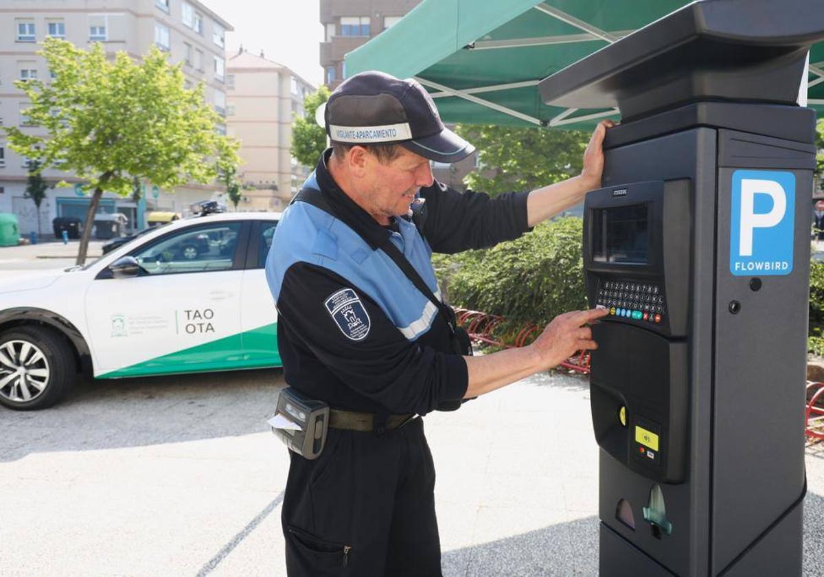 Un trabajador de la OTA comprueba el funcionamiento de una de las nuevas máquinas del servicio.