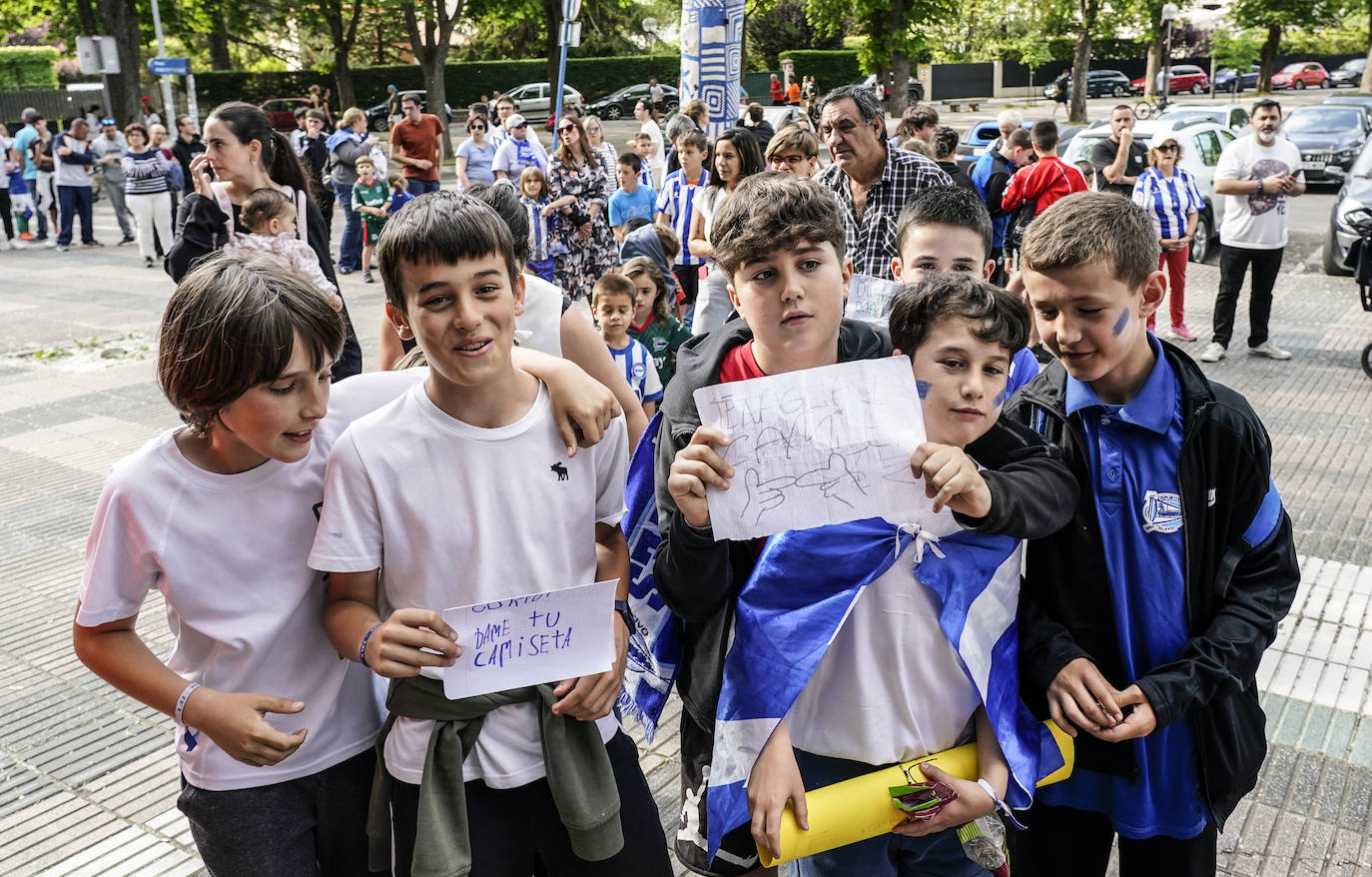 La afición apoya al Alavés en Mendizorroza