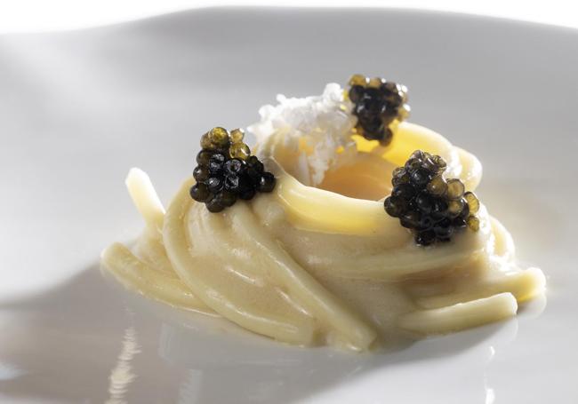 Spaghettone pilpil de tuetano y caviar.