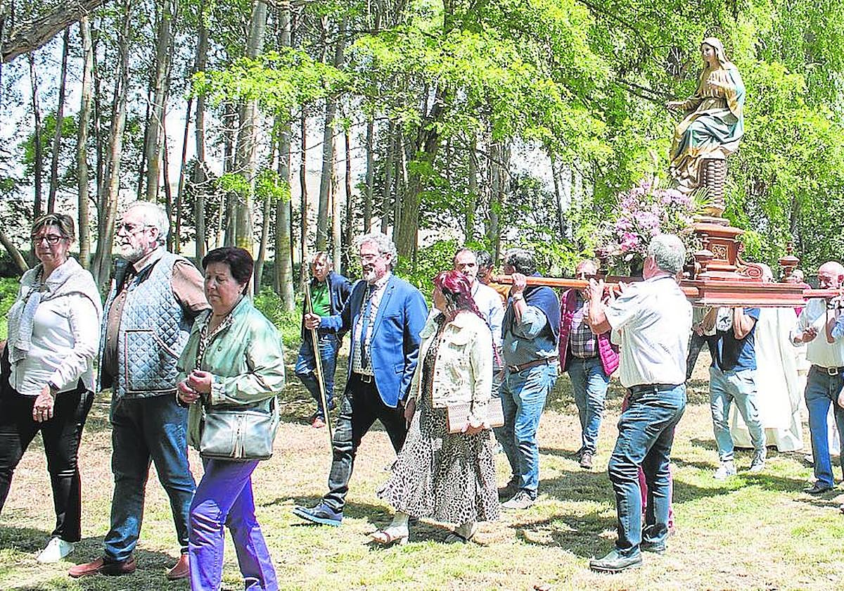Procesión con las imágenes de la Virgen de Las Abejas y San Isidro, ayer en la primera romería al templo.