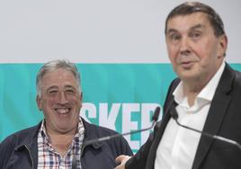 Joseba Asiron, candidato de EH Bildu a la Alcaldía de Pamplona, sonríe junto a Arnaldo Otegi