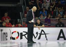 Peñarroya, cabizbajo durante la derrota ante el Barcelona.