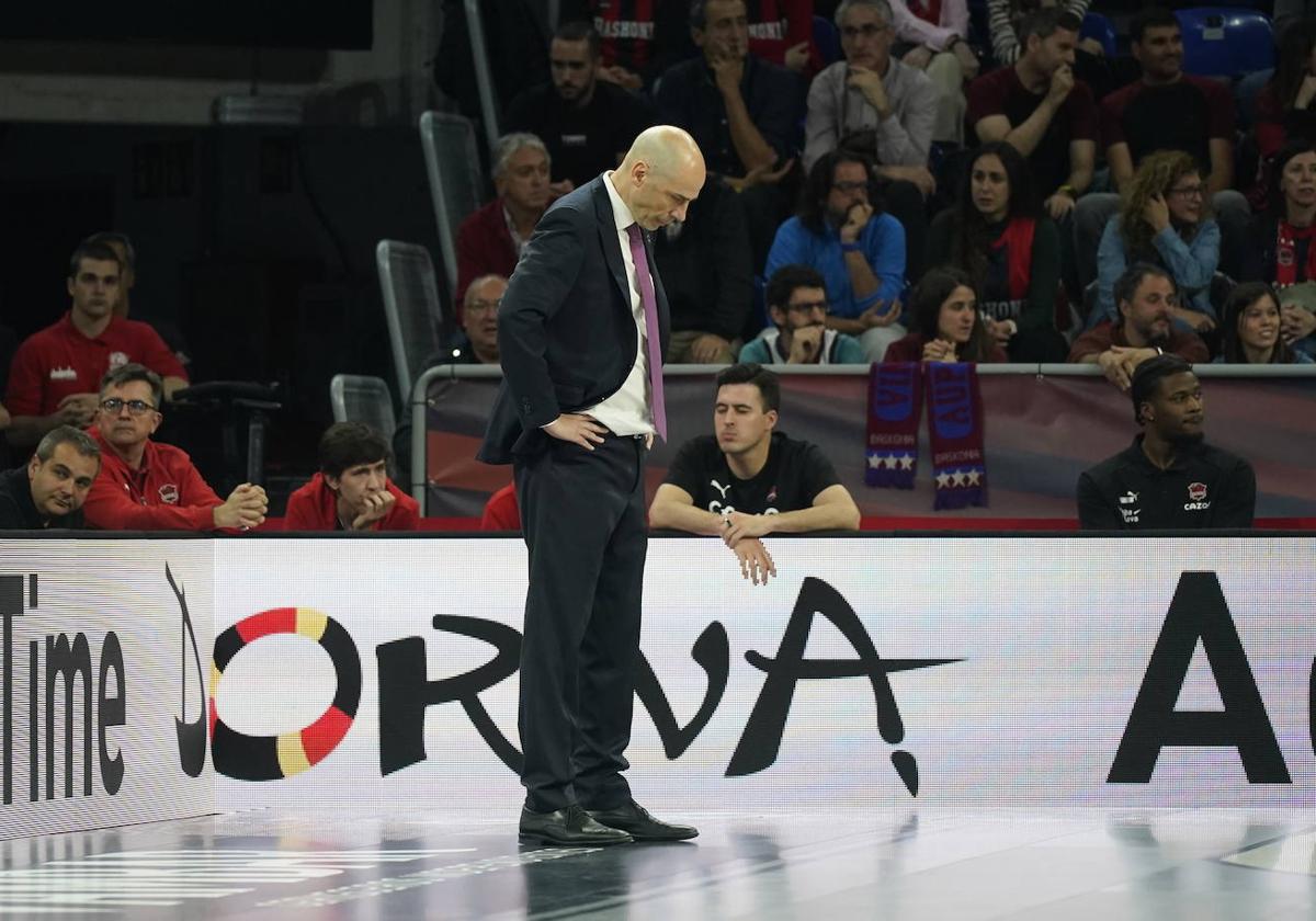 Peñarroya, cabizbajo durante la derrota ante el Barcelona.