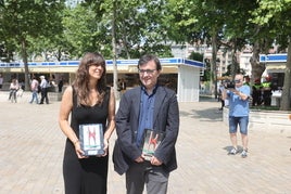 Eider Rodríguez y Javier Cercas, con los premios Atea Laboral Kutxa Saria.