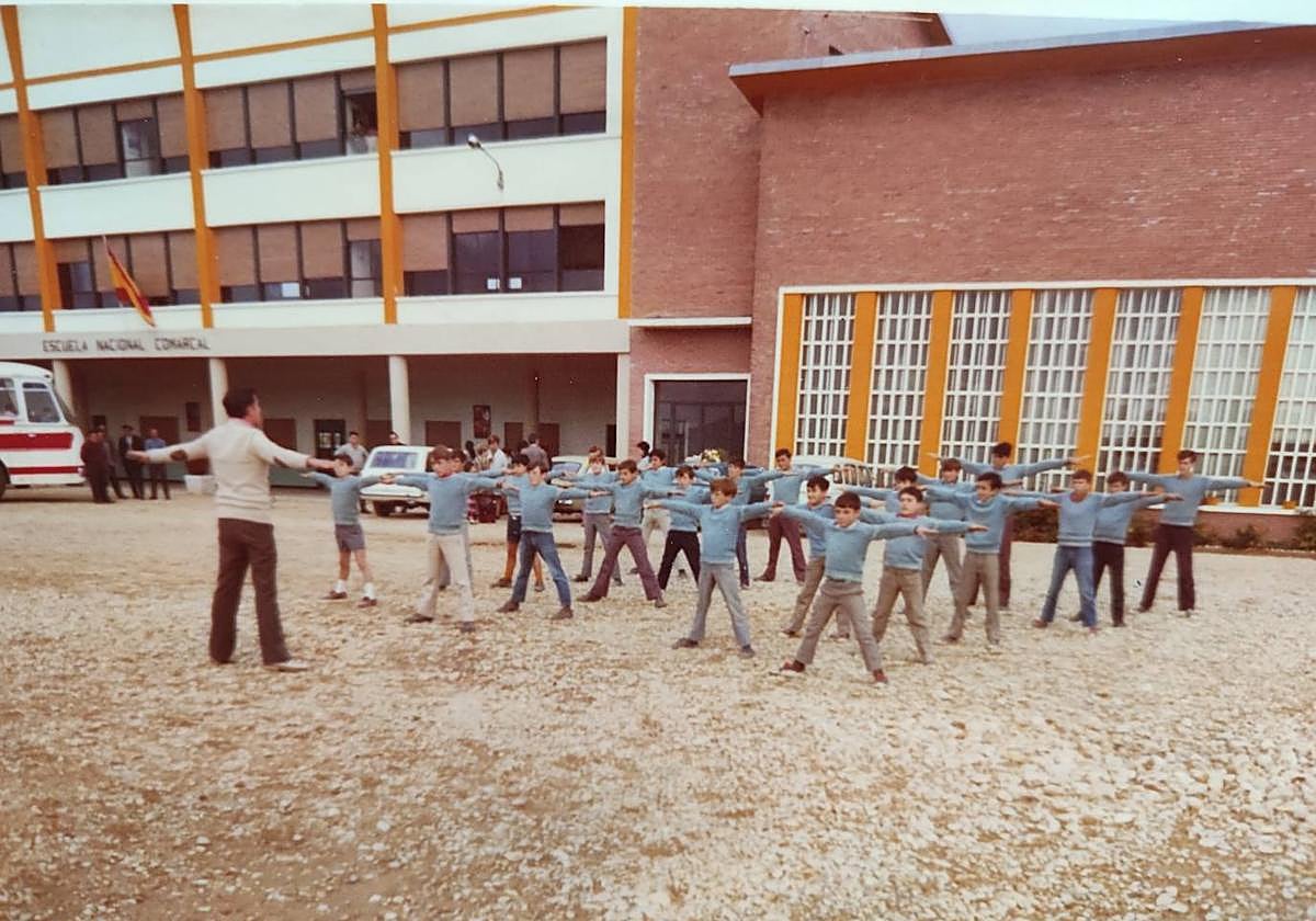 El patio de la escuela pública Unamunzaga de Rivabellosa en la década de los 80.