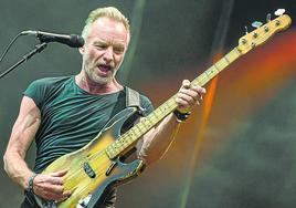 Sting, con su bajo en uno de los conciertos de 'My songs'.