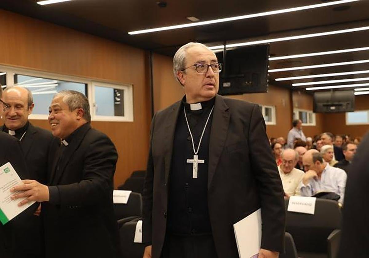 El secretario de la Conferencia Episcopal, César García Magán, a su llegada al acto.