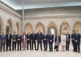 El presidente de Kutxabank Anton Arriola, Jon Urresti, presidente de la fundación Vital y Axier Urresti, director general de la fundación Vital, junto a consejeros y diretivos de Kutxabank en el claustro la sede de la Fundación Sancho el Sabio Vital.