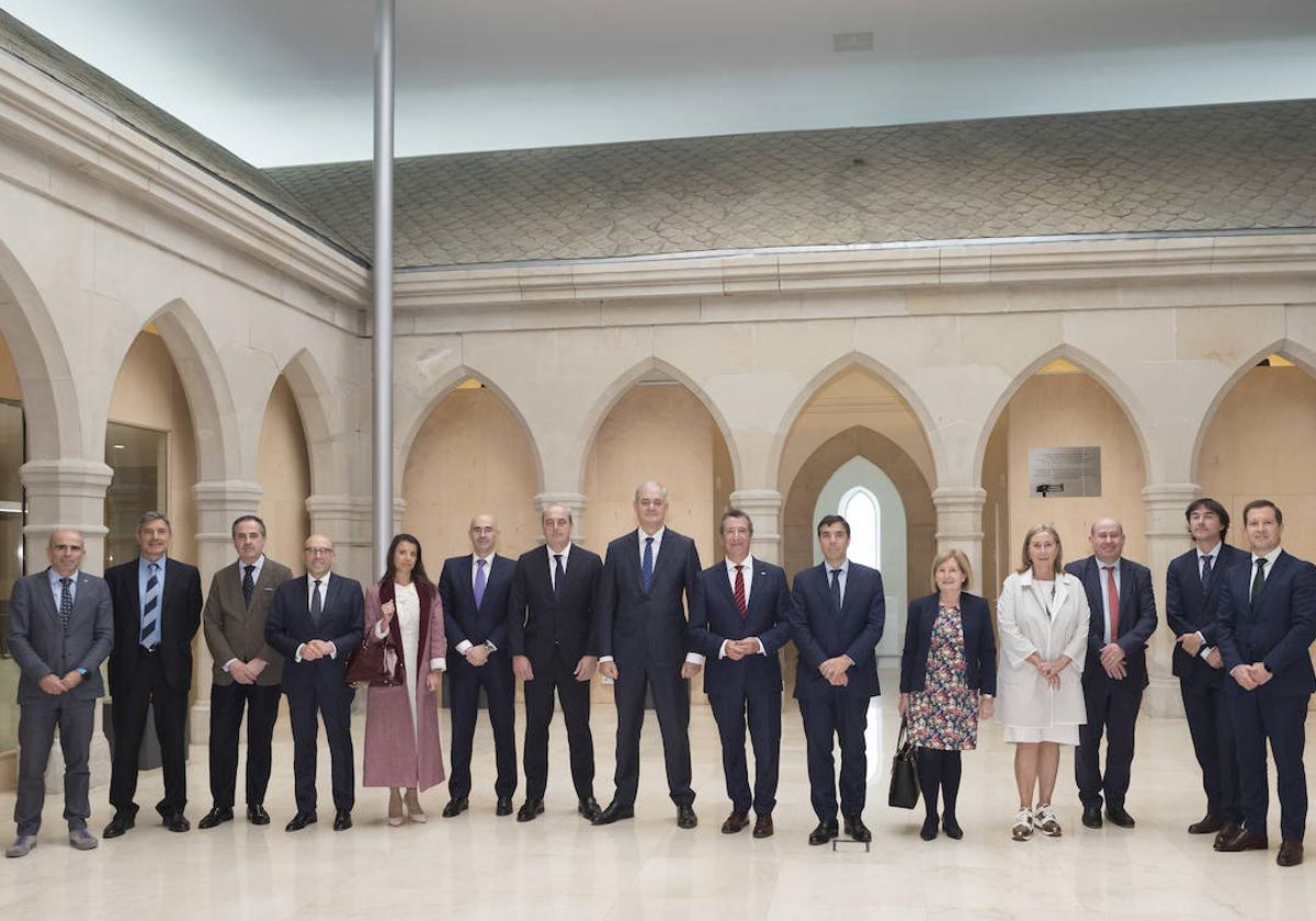 El presidente de Kutxabank Anton Arriola, Jon Urresti, presidente de la fundación Vital y Axier Urresti, director general de la fundación Vital, junto a consejeros y diretivos de Kutxabank en el claustro la sede de la Fundación Sancho el Sabio Vital.