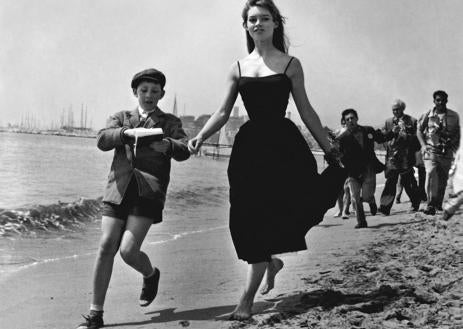 Imagen secundaria 1 - Brigitte Bardot posa descalza en la playa en Cannes en 1956. Su imagen serviría de inspiración para el cartel del festival de 2017, tras el 'heelgate' de Julia Roberts. Ese año también se pedía tacones en la alfombra roja.