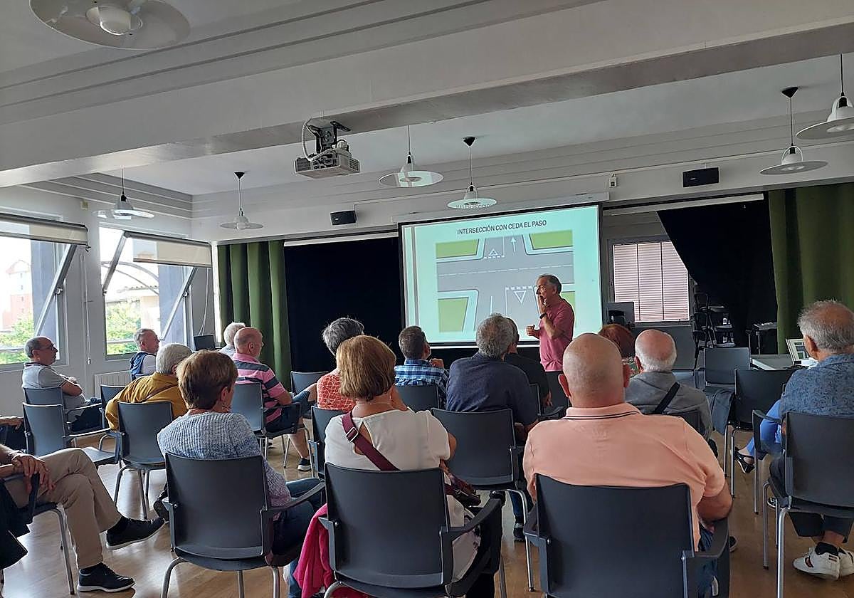Varios vecinos de Durango asistieron a la charla sobre conducción segura para personas mayores que impartió Stop Violencia Vial en Durango