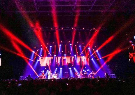 Imagen secundaria 1 - Un Sting sin edad hace memoria en el Bilbao Arena