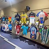 Vitoria expone más de 100 maillots históricos del Tour este mes de junio