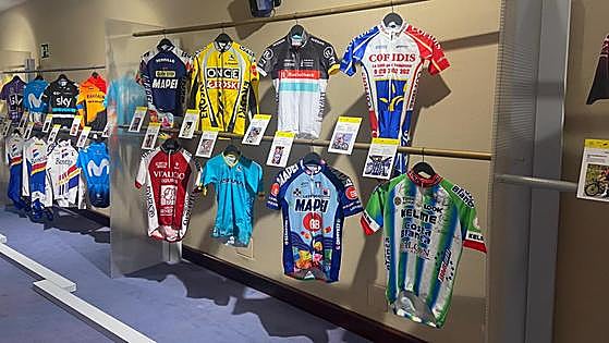 Vitoria expone más de 100 maillots históricos del Tour este mes de junio