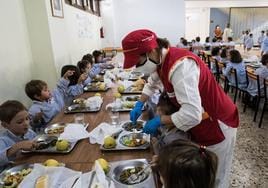 Alumnos comiendo en un colegio de Bilbao.