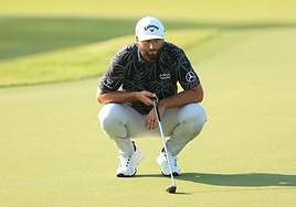 Jon Rahm lee las caídas en un green del Muirfield Village.