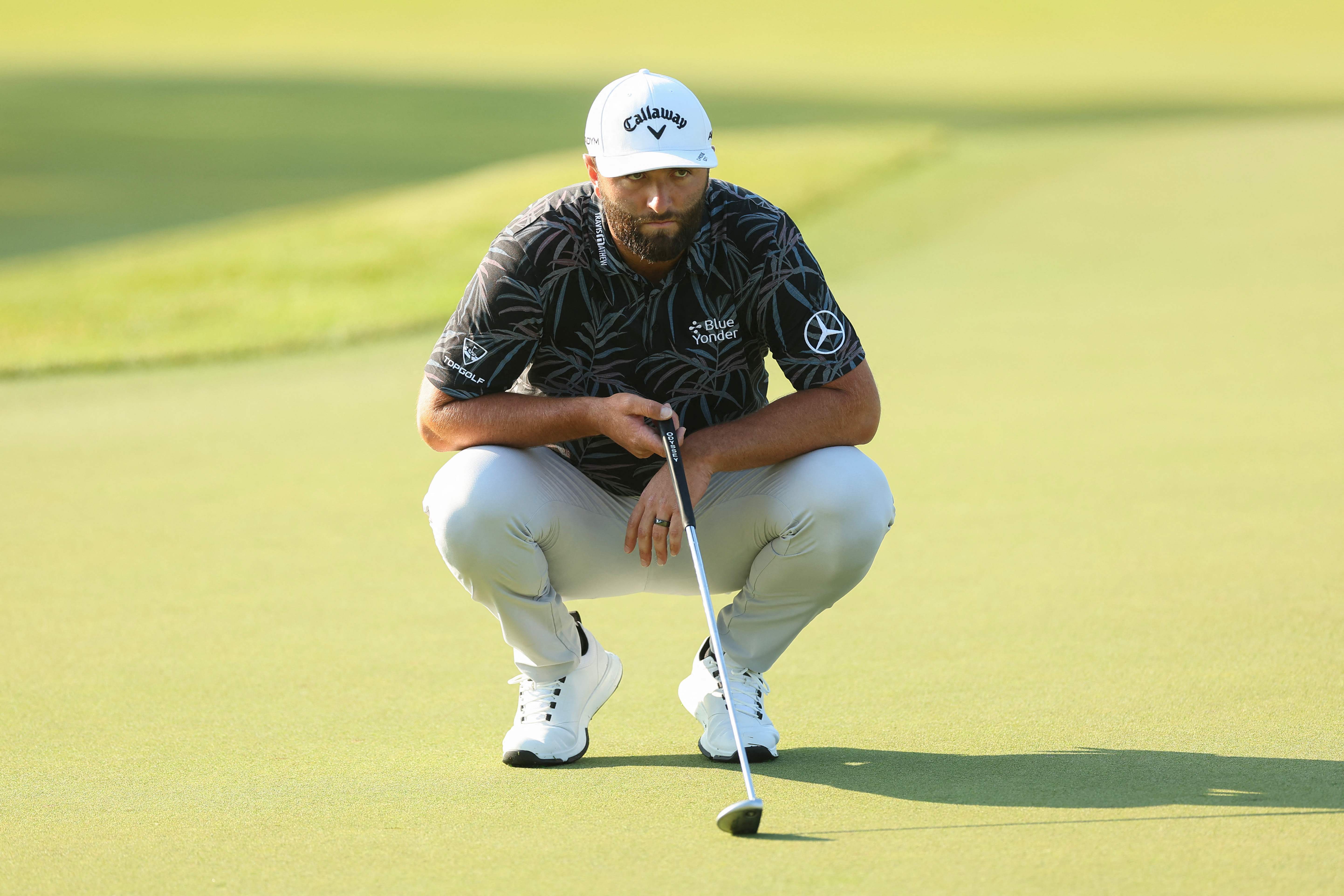 Jon Rahm lee las caídas en un green del Muirfield Village.